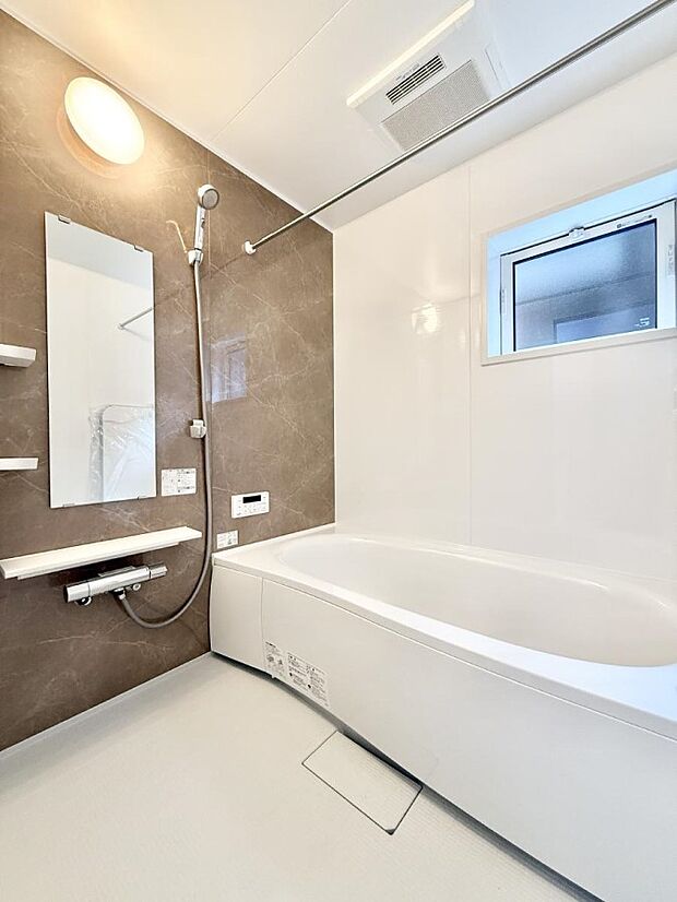 ■落ち着いた色合いの壁面、ゆっくり寛げるバスルーム