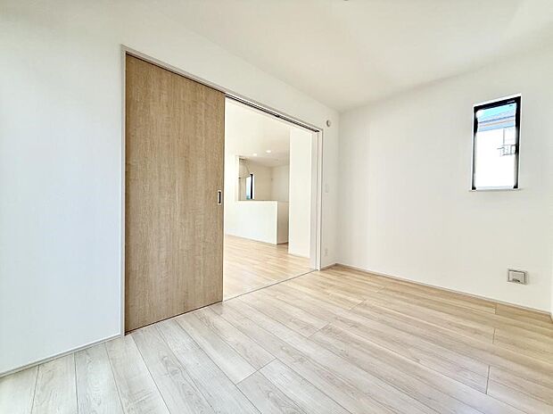 ■シンプルな空間で、収納付きベッドやデスクなど、多機能な家具を活用しやすいです