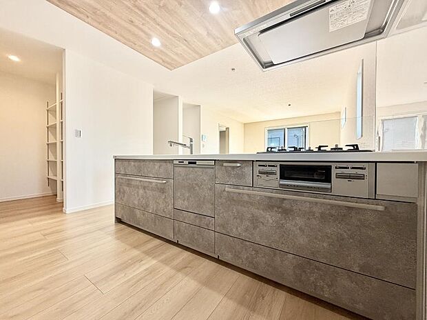 キッチン横にパントリー付き!料理がもっと楽しくなる、快適なキッチン空間