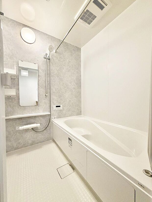 落ち着いた色合いの壁面、ゆっくり、ゆったり寛げるバスルーム。