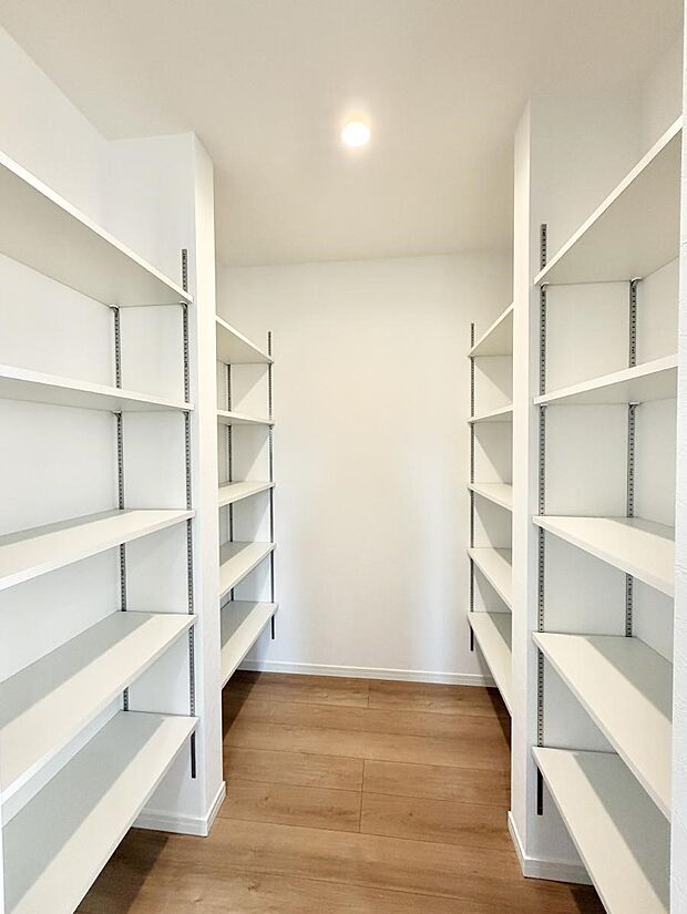 ■まとめ買いしたストック置き場や、災害時の備蓄にも便利なパントリー