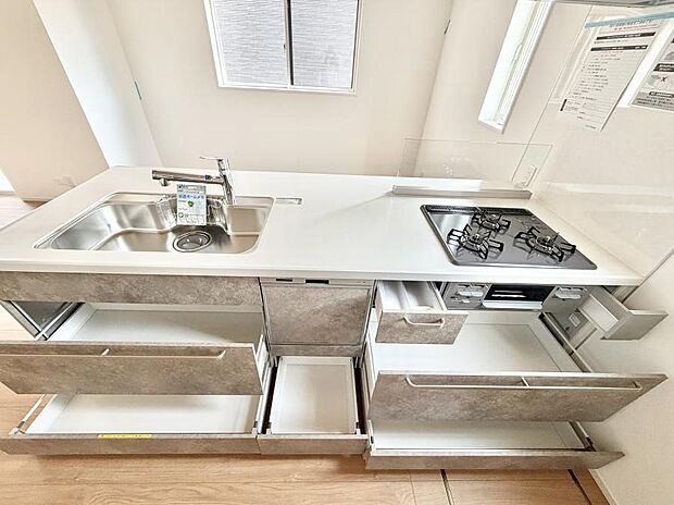 収納力豊富なシステムキッチンです!