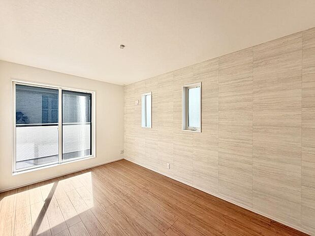 大きな窓は開放感があり、明るさ通風バッチリです