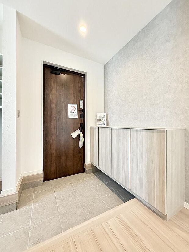 窮屈さを感じさせない広々玄関!