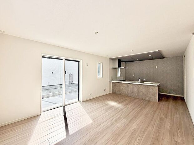 大きな窓から光が入り明るい空間でお寛ぎいただけます