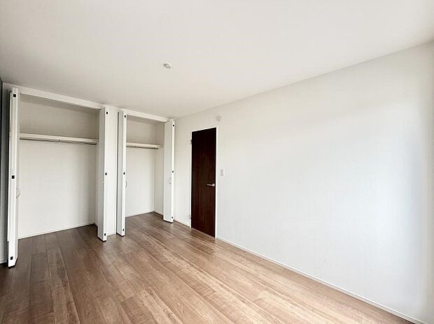 広いクローゼット、収納は多い方が嬉しいですね!