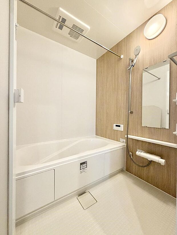 落ち着いた色合いの壁面、ゆっくり、ゆったり寛げるバスルーム。