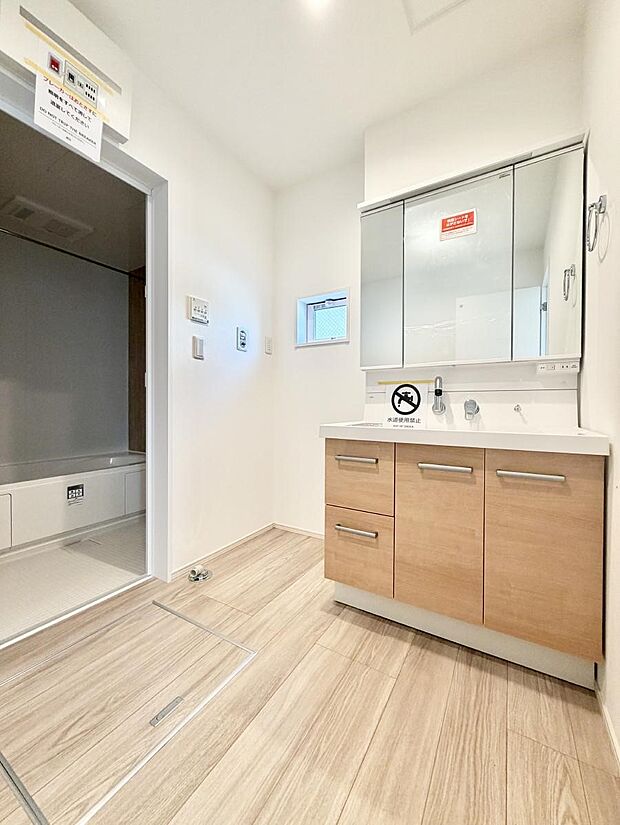 広々とゆとりのある洗面所