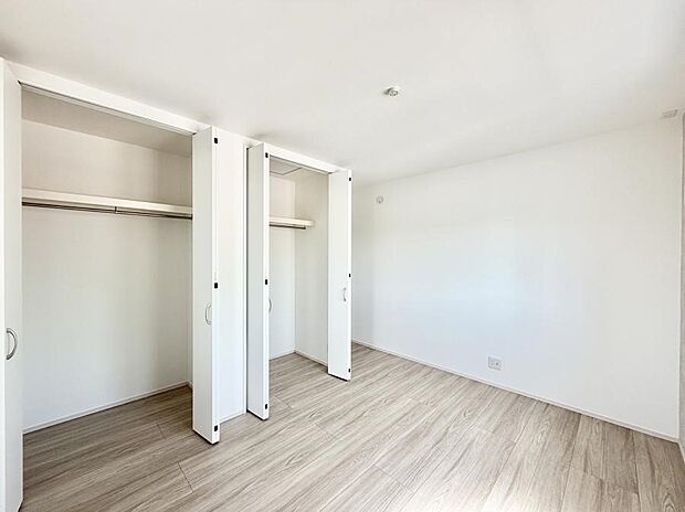 広いクローゼット、収納は多い方が嬉しいですね!