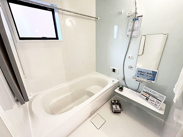 落ち着いた色合いの壁面、ゆっくり、ゆったり寛げるバスルーム。