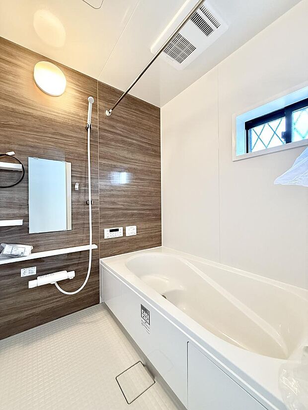 ■落ち着いた色合いの壁面、ゆっくり寛げるバスルーム