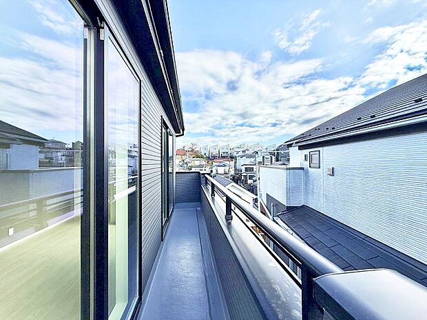 ■ 心地よい風と光を感じる、くつろぎのバルコニー