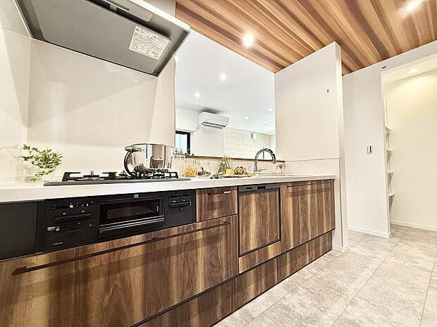 ■シンプルで機能的、毎日使いやすいキッチン