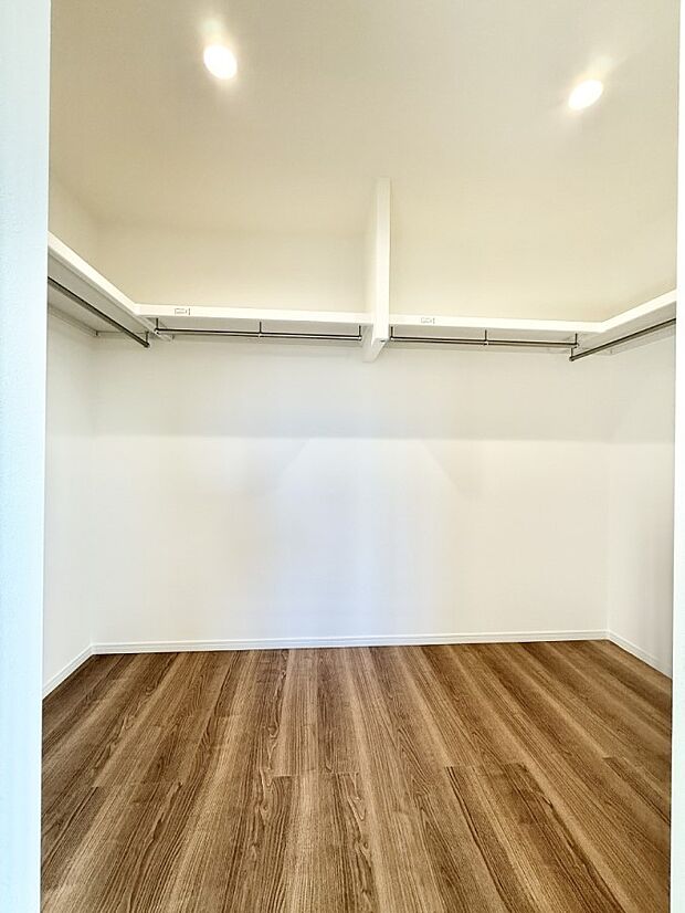 ■季節の洋服も、思い出の小物もすっきり収納できるウォークインクローゼット付  