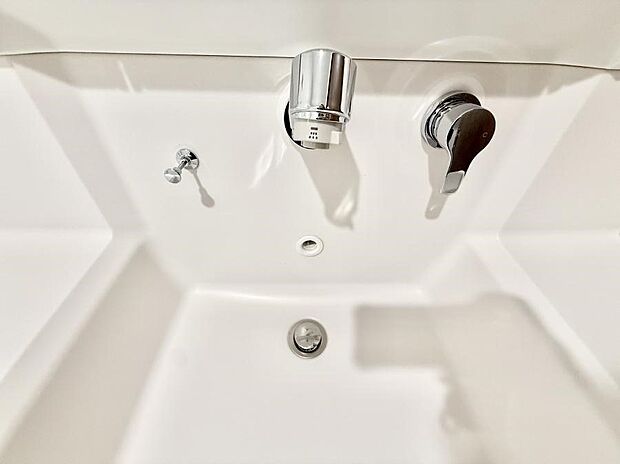 ■細かい部分まで洗いやすく便利なハンドシャワー付き