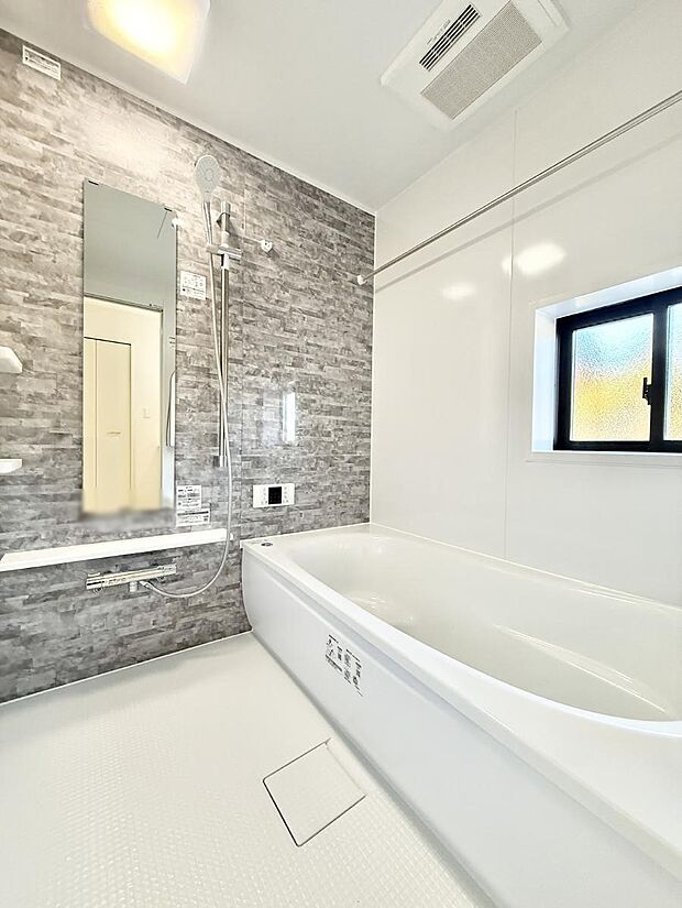 落ち着いた色合いの壁面、ゆっくり、ゆったり寛げるバスルーム。