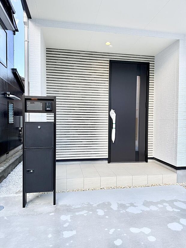 ■ シンプルで美しく、住まいの第一印象を彩る玄関です