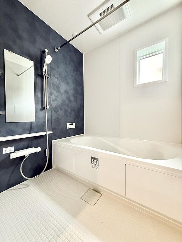 ■落ち着いた色合いの壁面、ゆっくり寛げるバスルーム