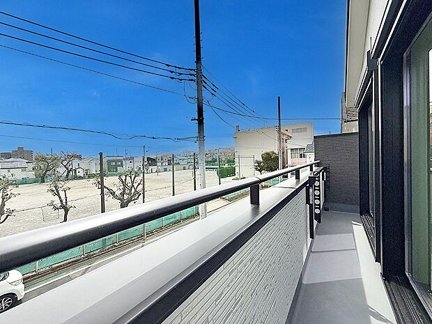 ■ 自然を身近に感じる、開放的なバルコニー