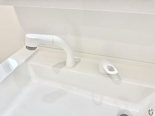 ■細かい部分まで洗いやすく便利なハンドシャワー付き