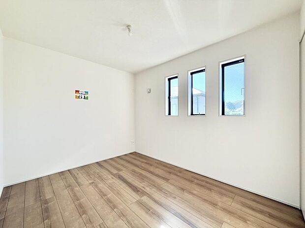 ■シンプルな空間で、収納付きベッドやデスクなど、多機能な家具を活用しやすいです