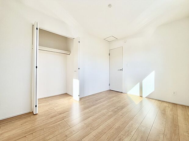 ■シンプルな空間で、収納付きベッドやデスクなど、多機能な家具を活用しやすいです