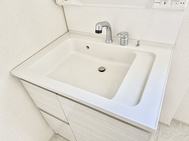 ■細かい部分まで洗いやすく便利なハンドシャワー付き