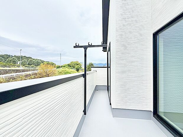 ■ 心地よい風と光を感じる、くつろぎのバルコニー