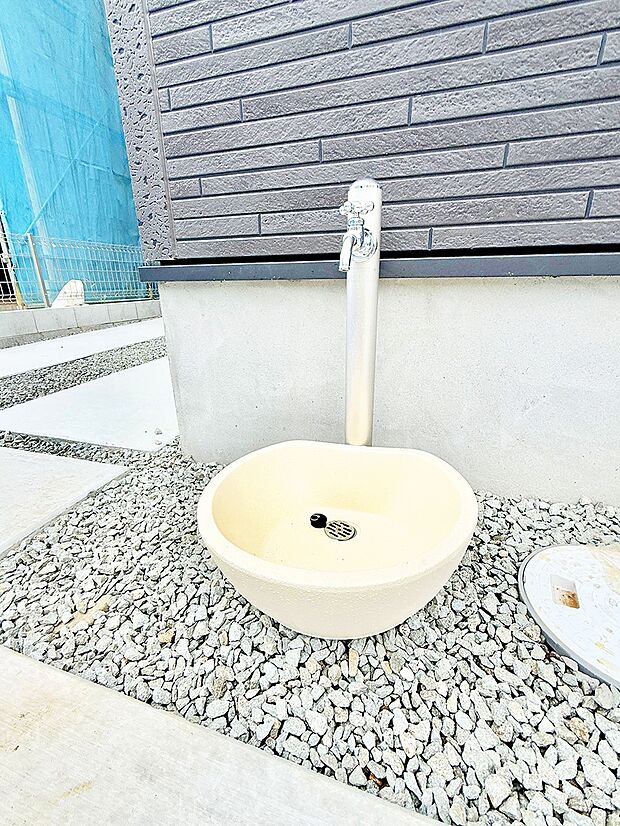 ■ガーデニングや洗車などの際に大活躍な屋外立水栓  