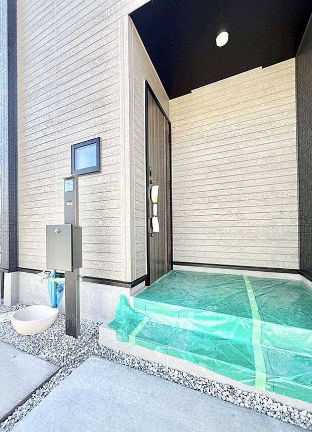 ■ 家族とゲストをやさしく迎える、心温まる玄関