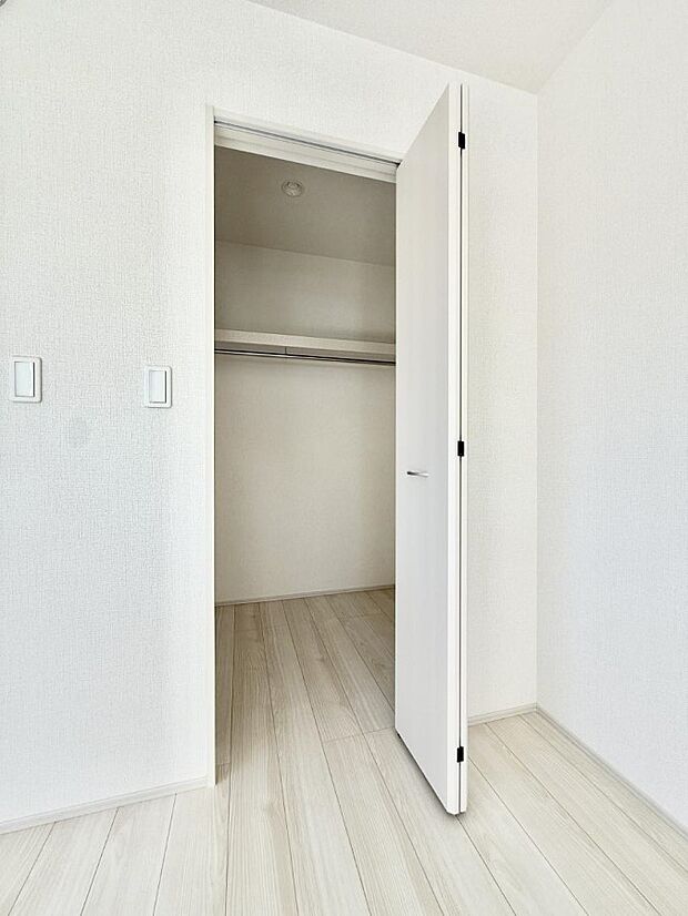 ■WIC付きで衣類も荷物もまとめて収納できる便利な空間です