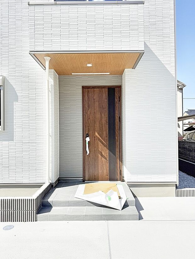 ■ シンプルで美しく、住まいの第一印象を彩る玄関です