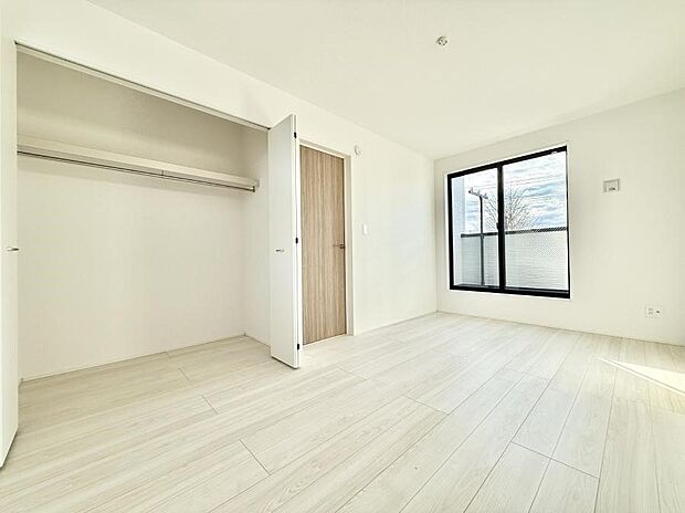 ■シンプルな空間で、収納付きベッドやデスクなど、多機能な家具を活用しやすいです