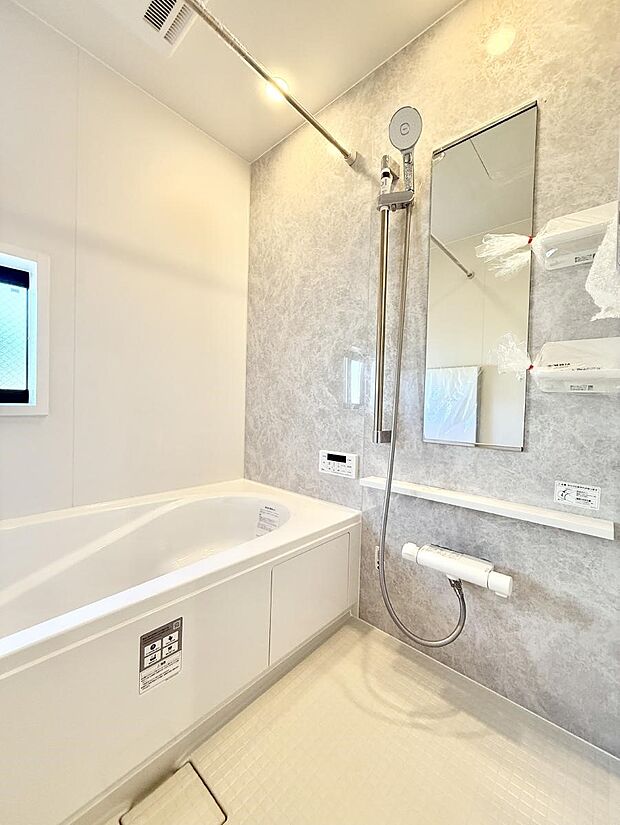 ■落ち着いた色合いの壁面、ゆっくり寛げるバスルーム