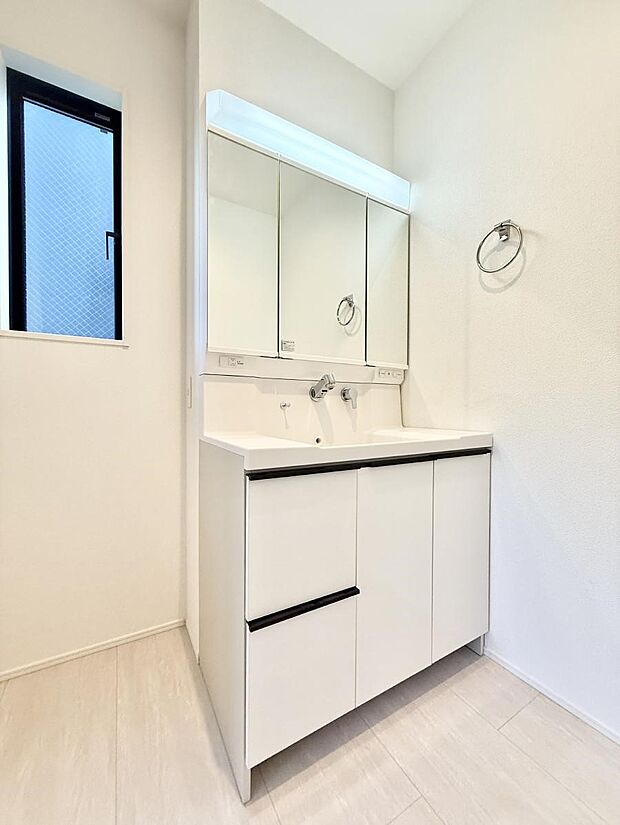 ■明るい洗面所は毎朝の歯磨きも楽しくできちゃいそうです♪