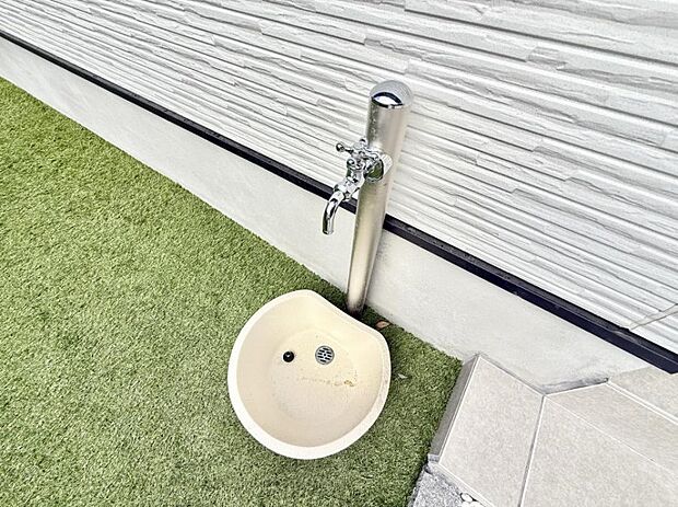 ■外水栓付きで庭作業や洗車に便利です