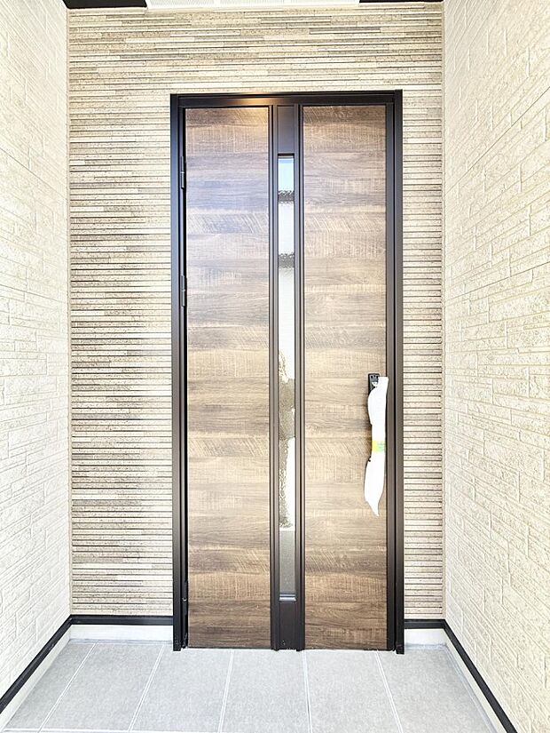 ■ シンプルで美しく、住まいの第一印象を彩る玄関です