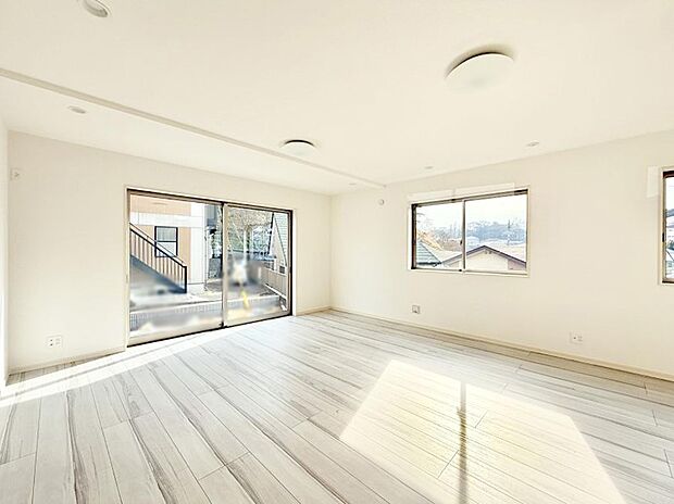 陽ざしが射し込む明るいLDK