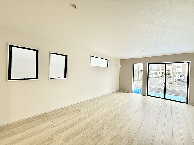 陽ざしが射し込む明るいLDK