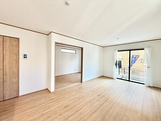 大きな窓から光が入り明るい空間でお寛ぎいただけます