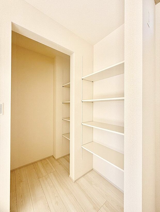 ■収納力たっぷりのパントリー付きキッチンです  