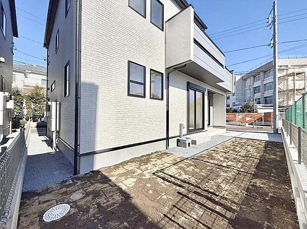 ■敷地内にゆとりある緑のスペースがあり、穏やかな雰囲気です