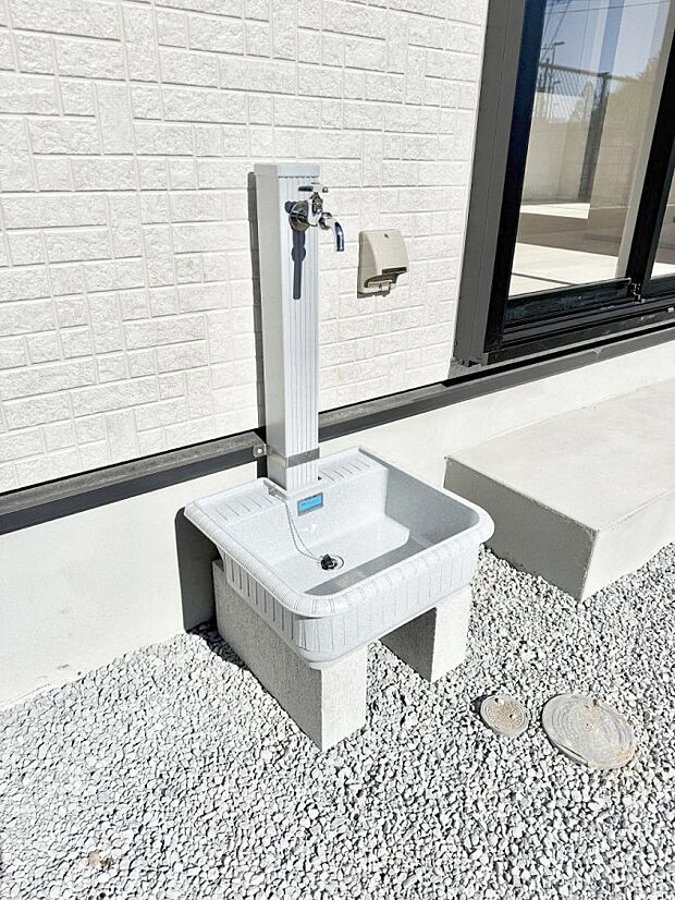 ■ガーデニングや洗車などの際に大活躍な屋外立水栓  