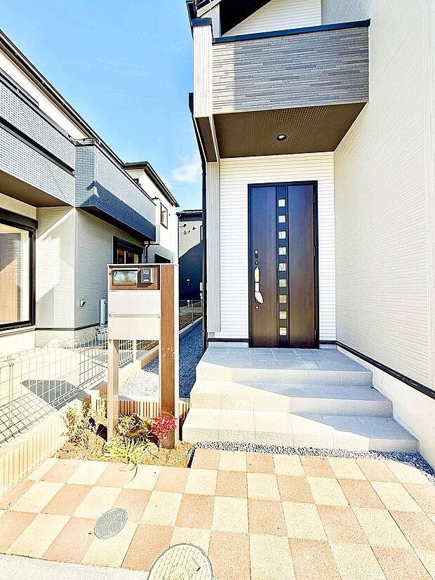 ■ シンプルで美しく、住まいの第一印象を彩る玄関です