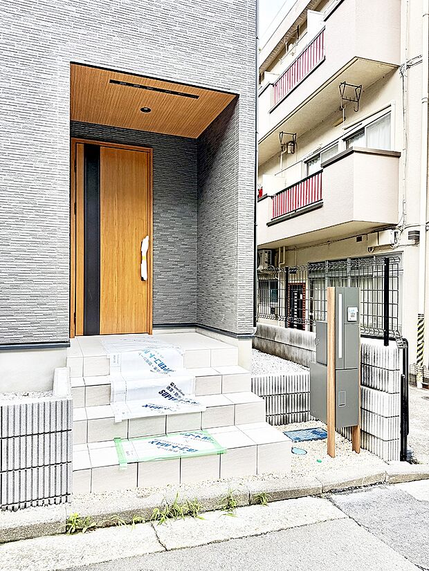1号棟 ■ シンプルで美しく、住まいの第一印象を彩る玄関です