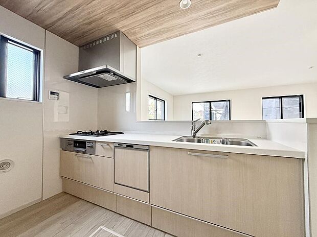 ■小窓があるので、明るさと開放感たっぷりなキッチン!