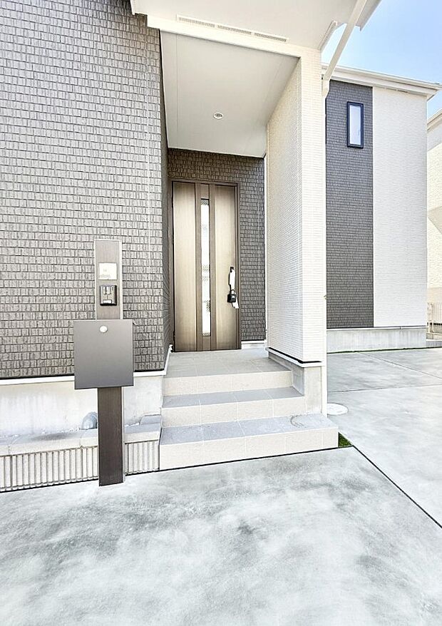 ■ シンプルで美しく、住まいの第一印象を彩る玄関です