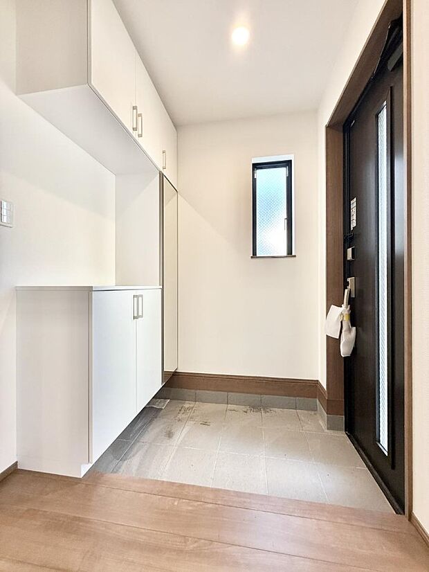 窮屈さを感じさせない広々玄関!