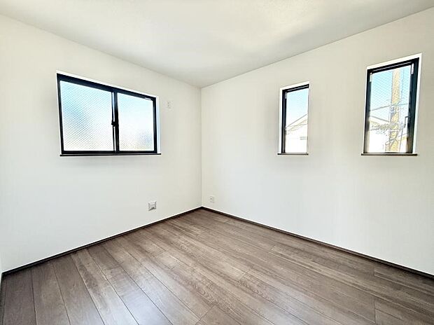 2面採光で明るい居室!