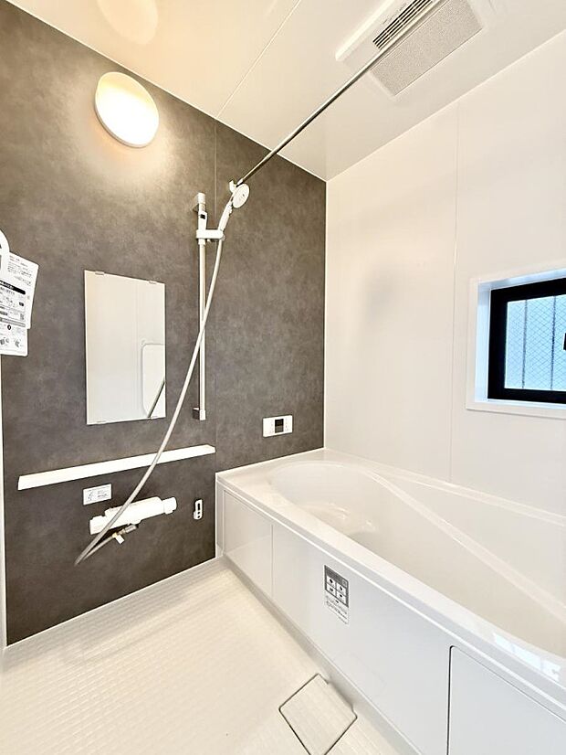 落ち着いた色合いの壁面、ゆっくり、ゆったり寛げるバスルーム。